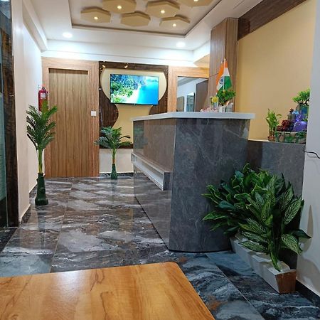 Hotel Alpine Ahmedabad Bagian luar foto