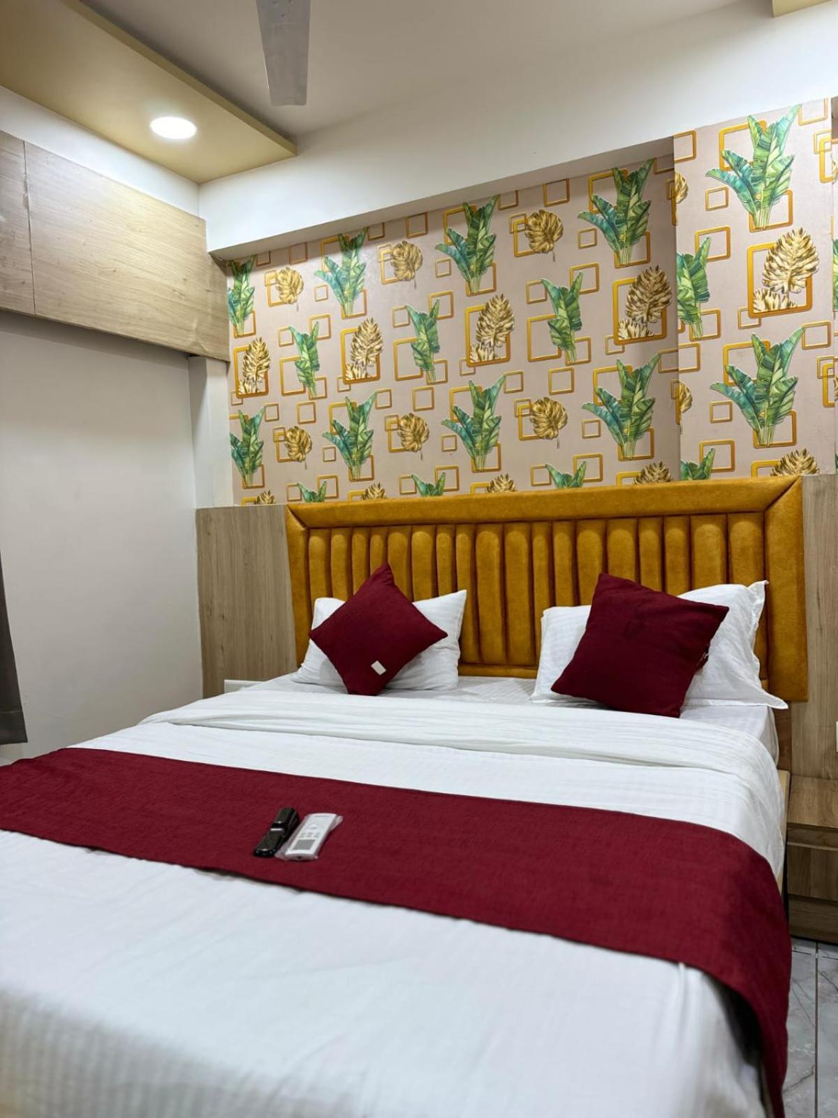 Hotel Alpine Ahmedabad Bagian luar foto