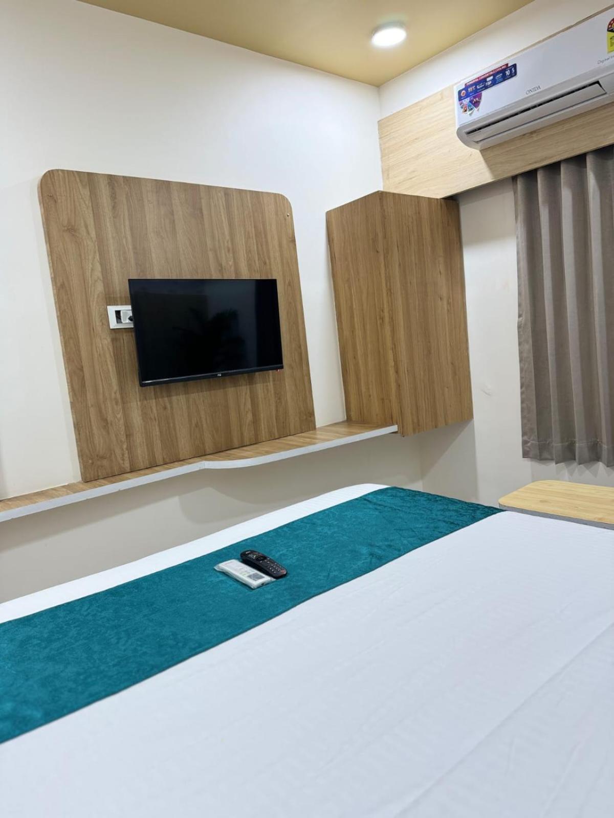 Hotel Alpine Ahmedabad Bagian luar foto