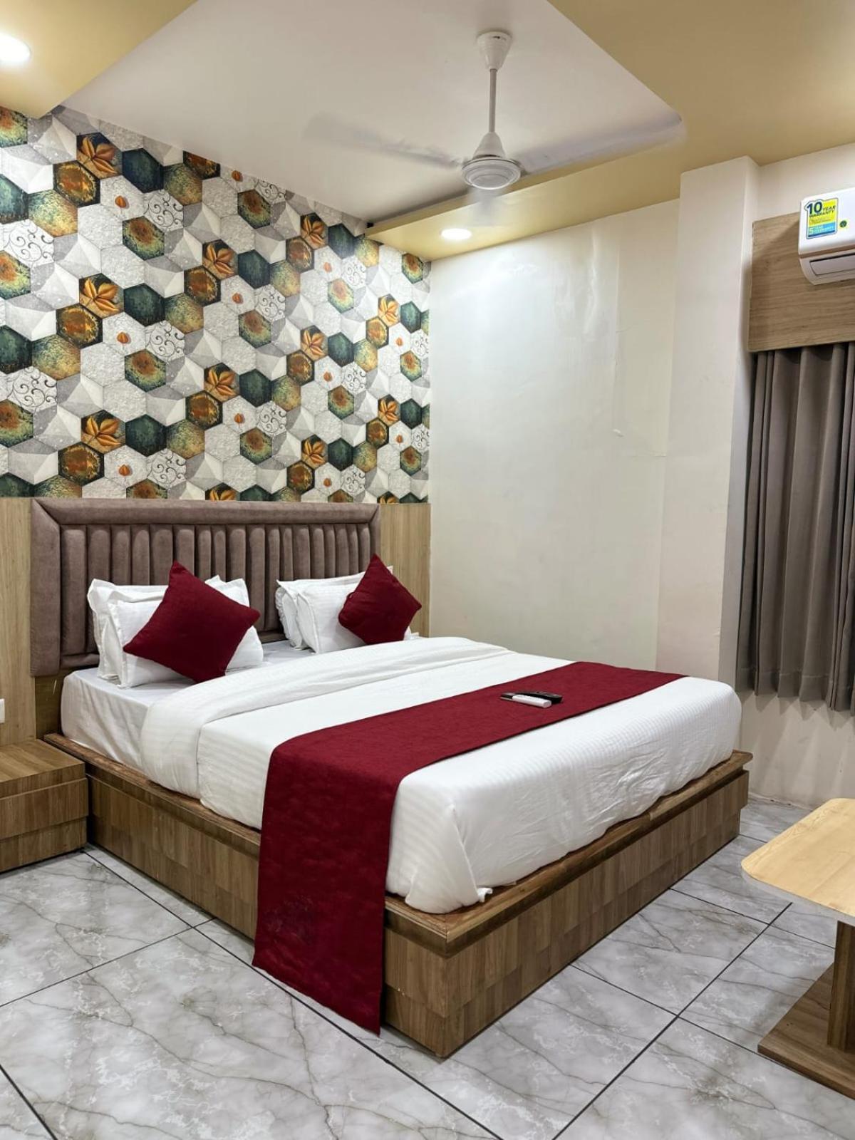 Hotel Alpine Ahmedabad Bagian luar foto