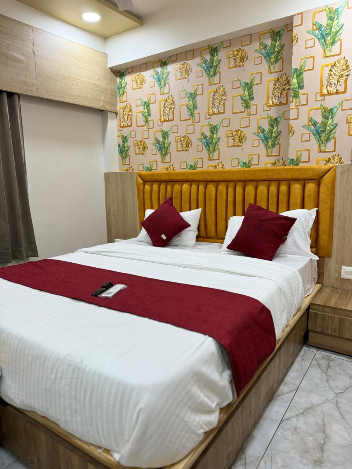 Hotel Alpine Ahmedabad Bagian luar foto