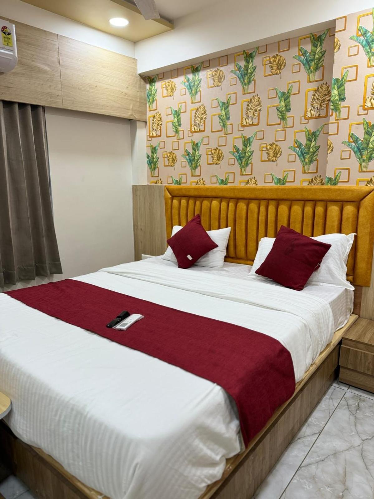 Hotel Alpine Ahmedabad Bagian luar foto