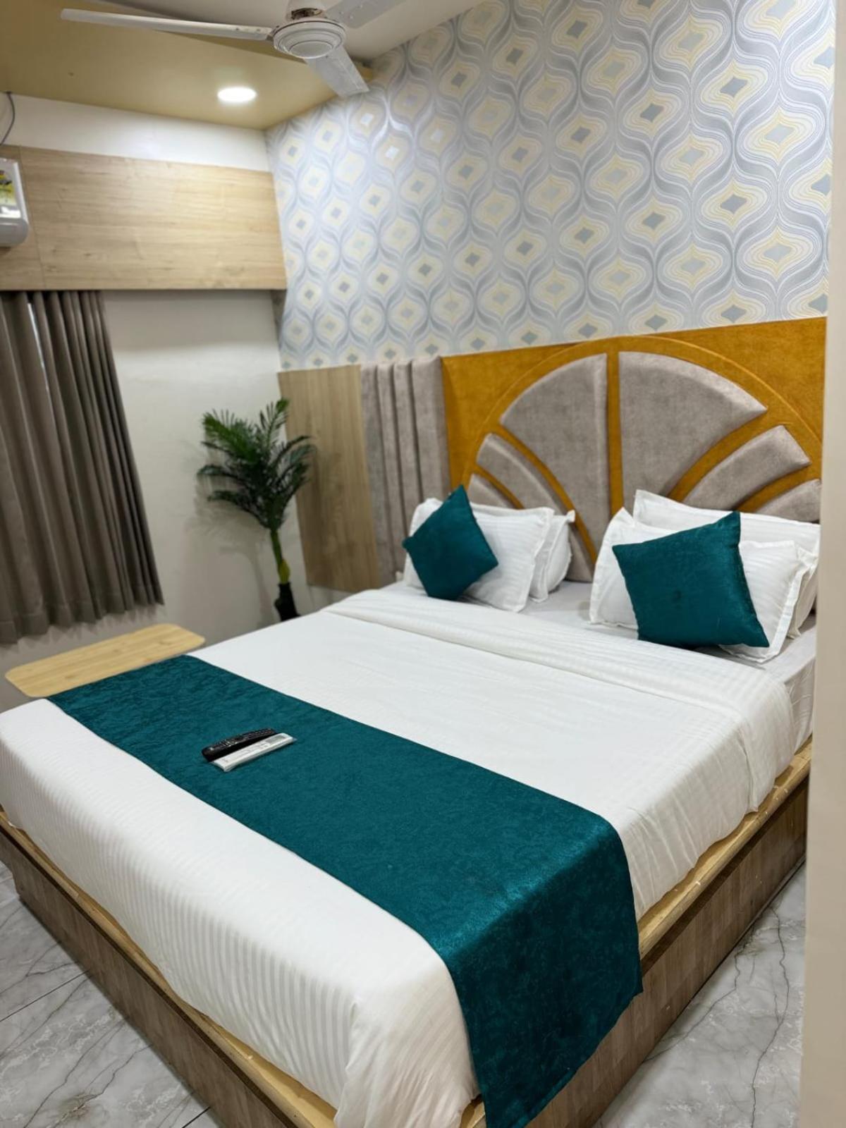 Hotel Alpine Ahmedabad Bagian luar foto