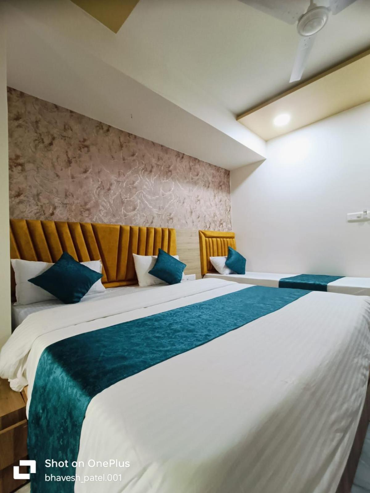 Hotel Alpine Ahmedabad Bagian luar foto