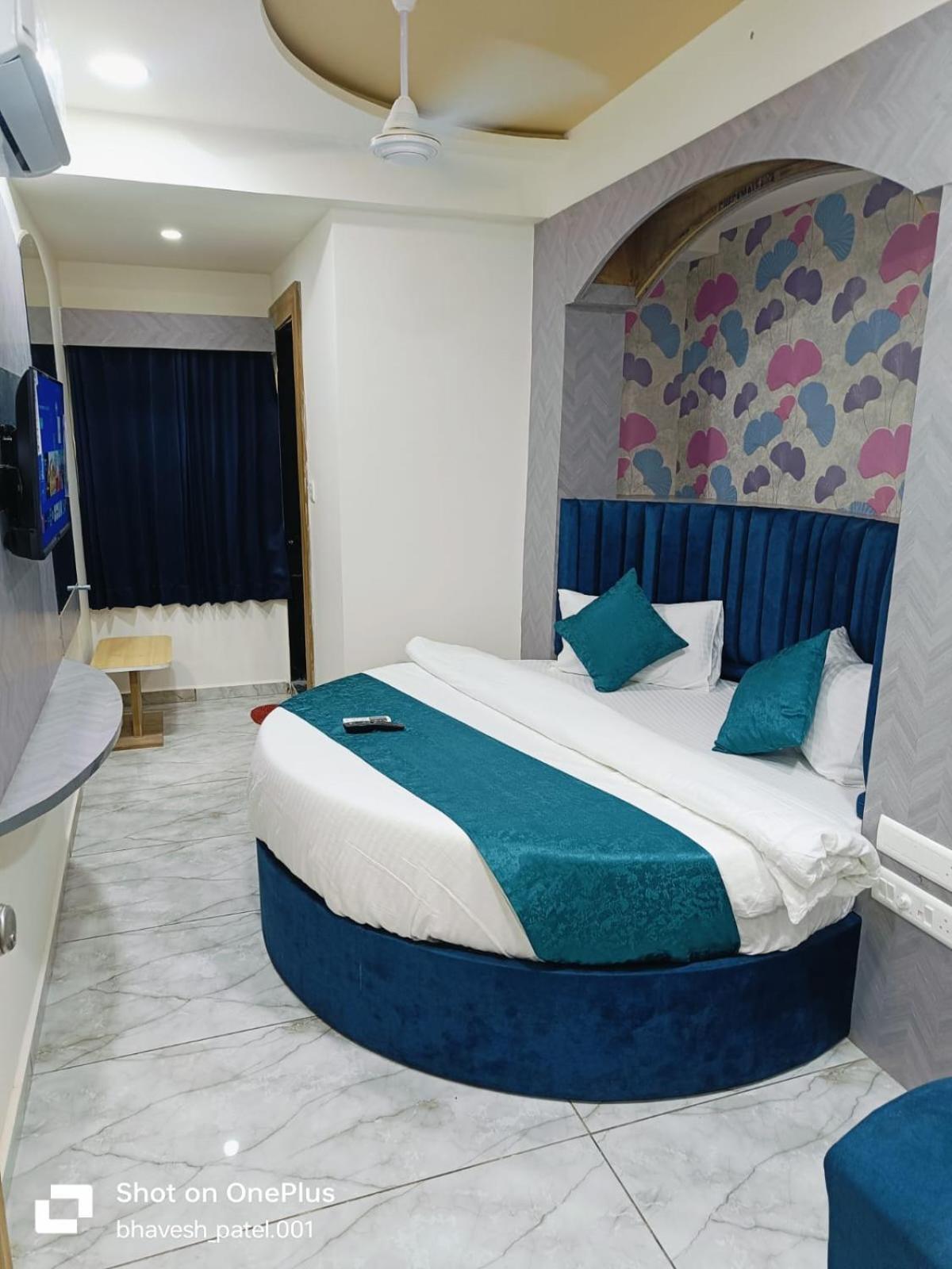 Hotel Alpine Ahmedabad Bagian luar foto