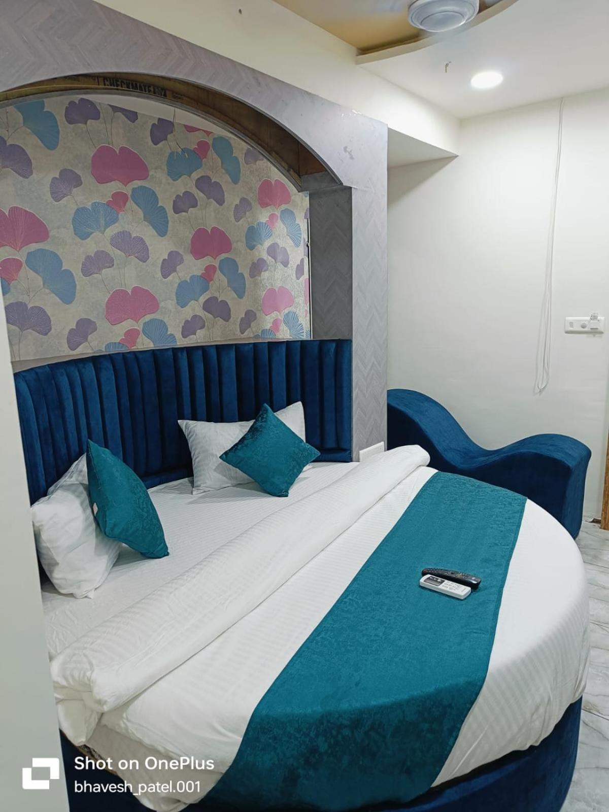 Hotel Alpine Ahmedabad Bagian luar foto