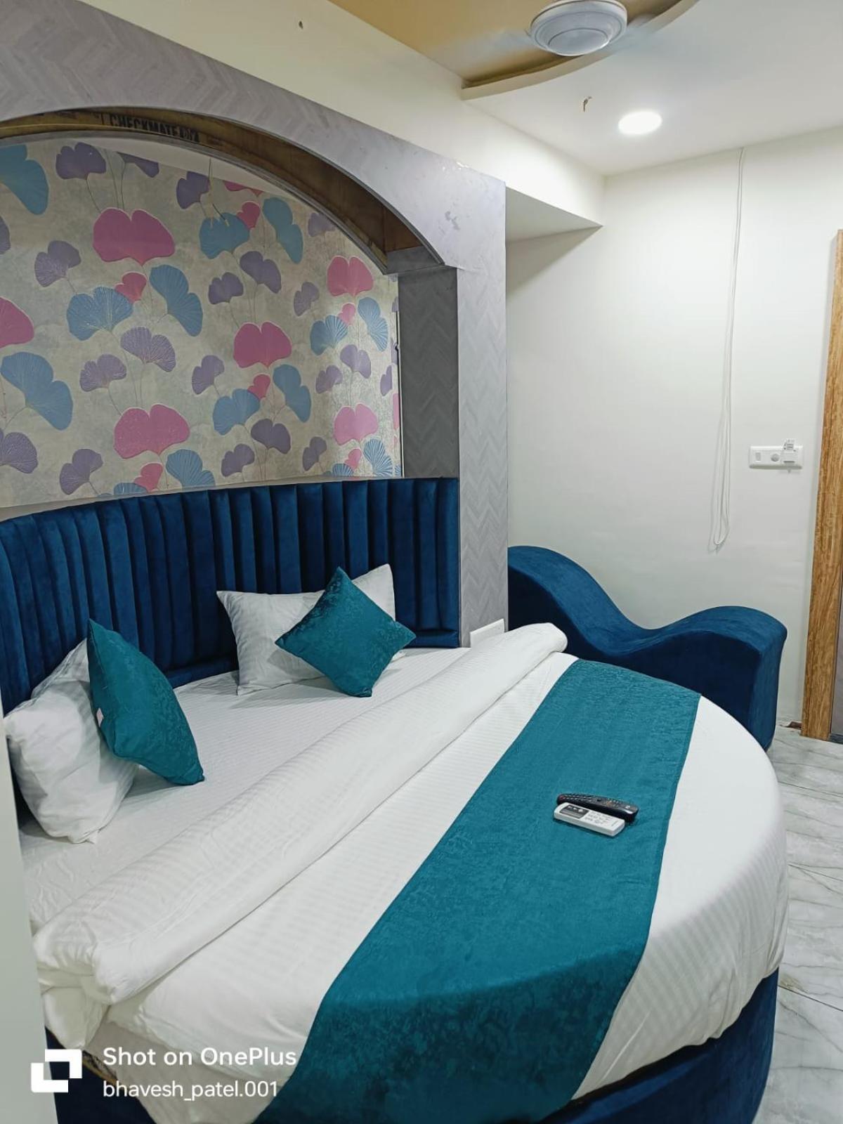 Hotel Alpine Ahmedabad Bagian luar foto