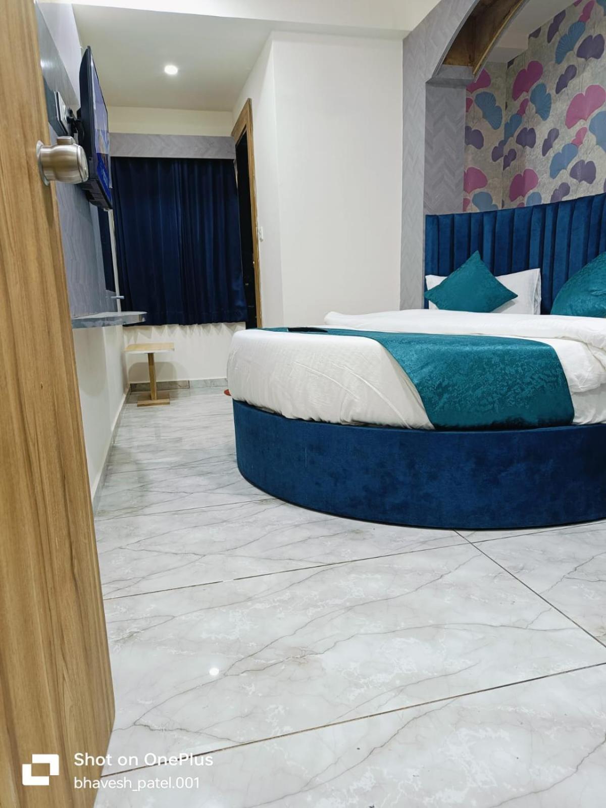 Hotel Alpine Ahmedabad Bagian luar foto