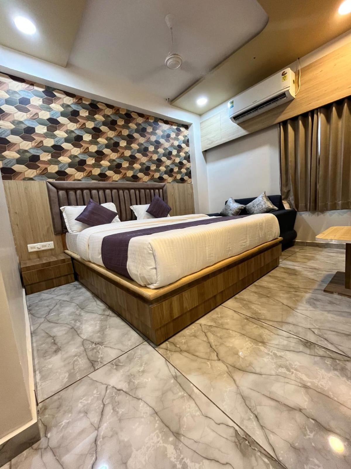 Hotel Alpine Ahmedabad Bagian luar foto