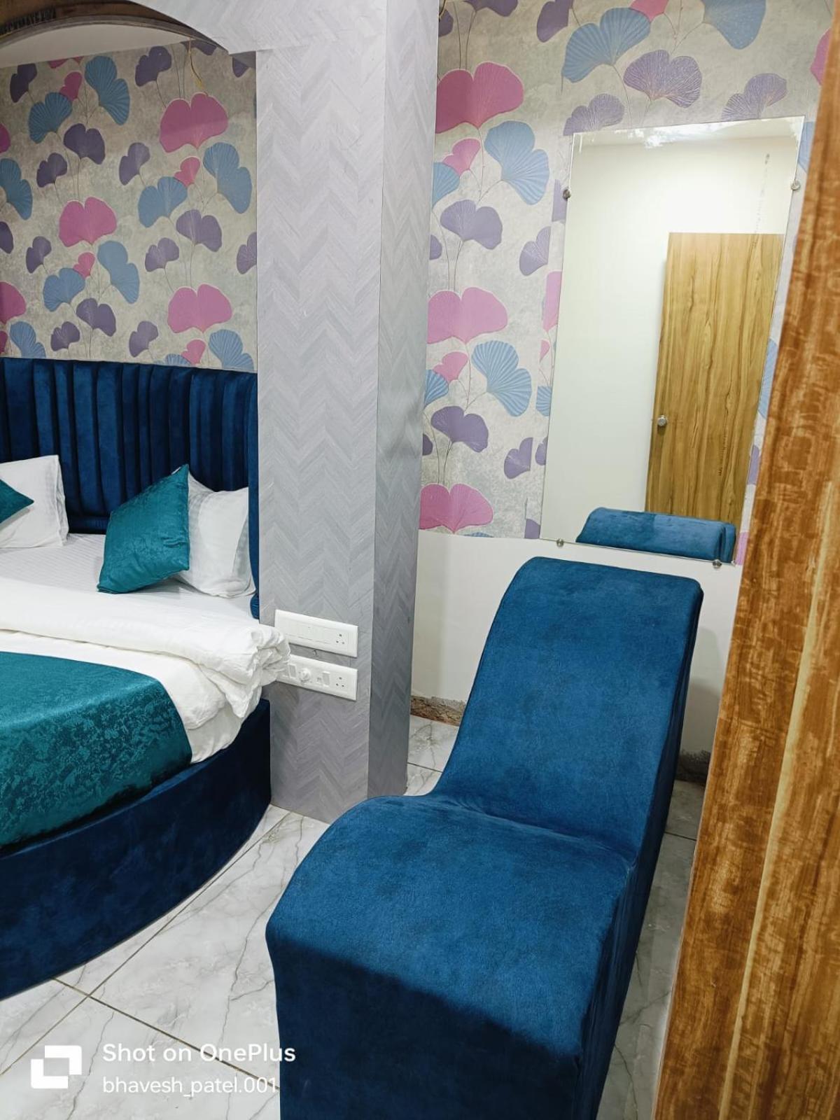 Hotel Alpine Ahmedabad Bagian luar foto