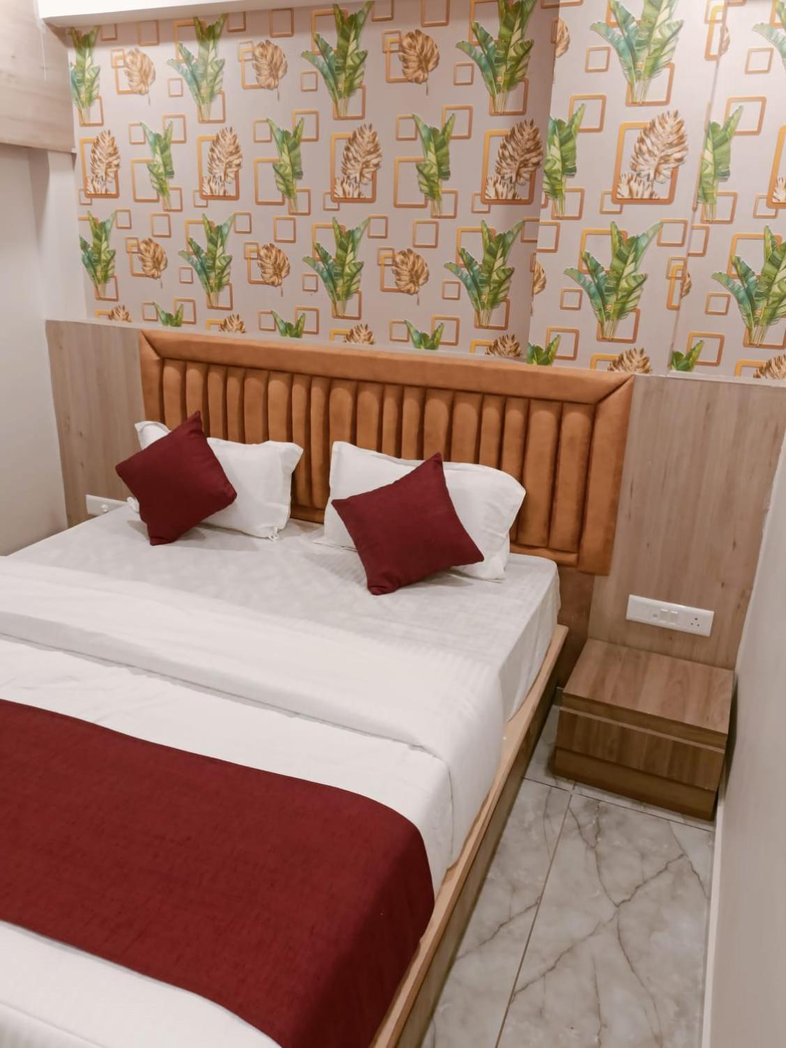 Hotel Alpine Ahmedabad Bagian luar foto