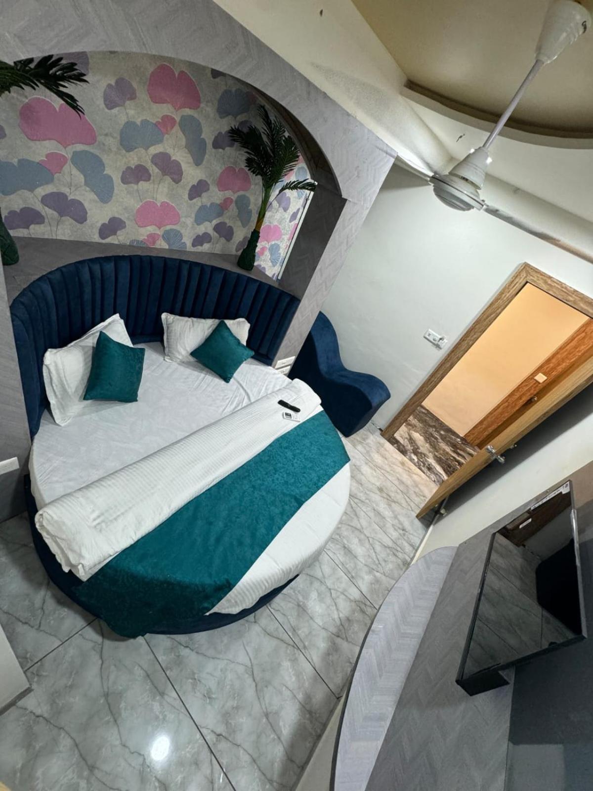 Hotel Alpine Ahmedabad Bagian luar foto